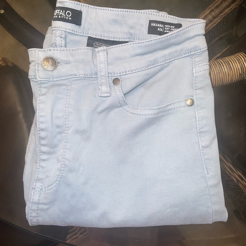 Woman’s blue jeans size 6